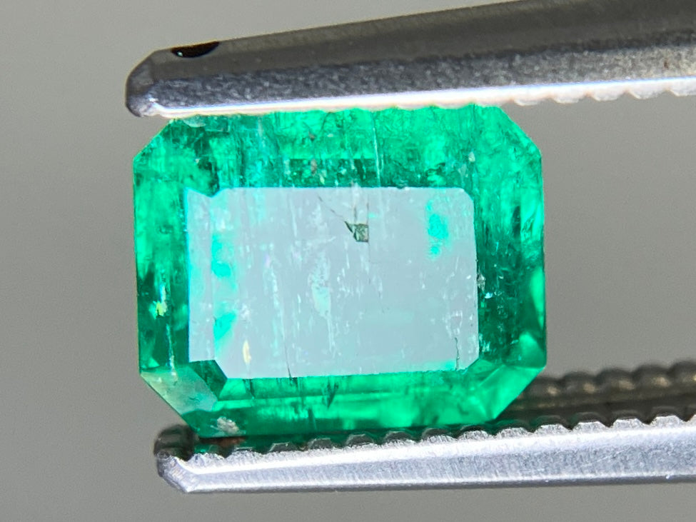 エメラルド 天然 1.045ct 中央宝石ソーティング付き 6.47㎜×5.52㎜×3.94㎜ ルース（ 裸石 ） 7262YY