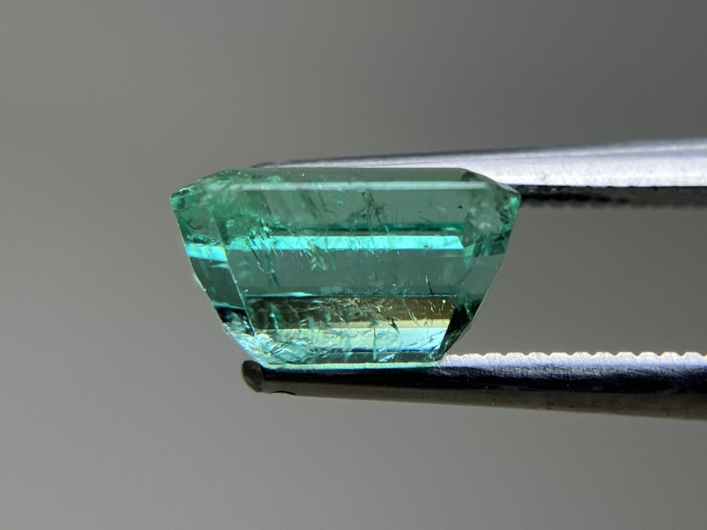 エメラルド 2.247ct 中央宝石ソーティング付き 9.21㎜×6.99㎜×4.96㎜ ルース（ 裸石 ） 4179YY