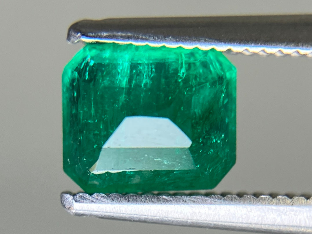 エメラルド 天然 1.045ct 中央宝石ソーティング付き 6.47㎜×5.52㎜×3.94㎜ ルース（ 裸石 ） 7262YY