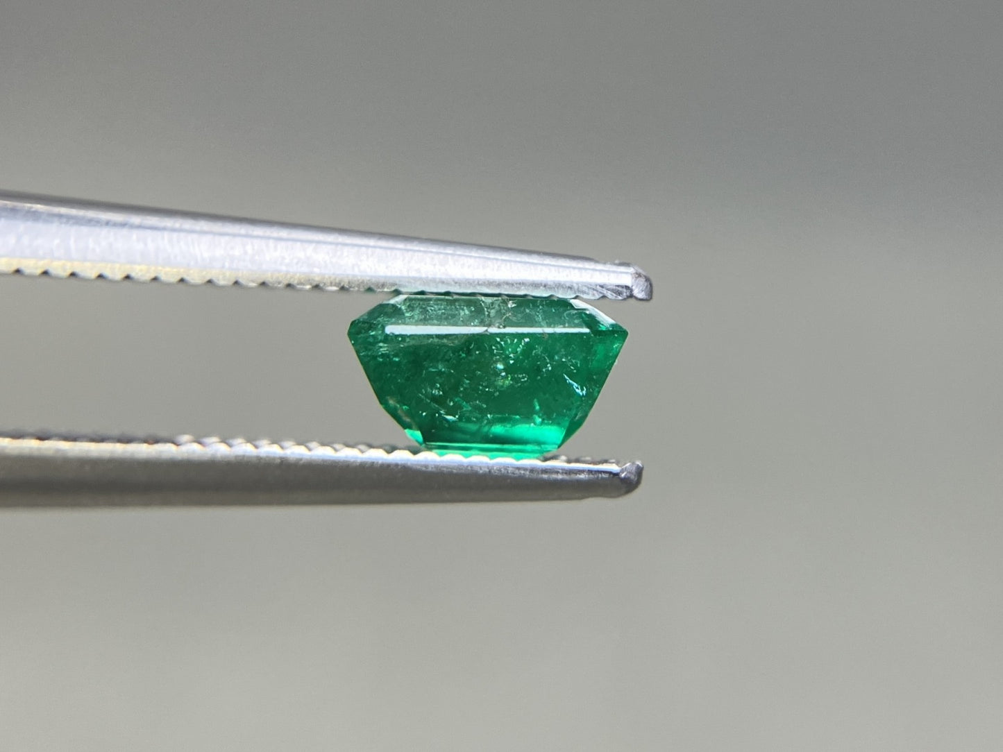 エメラルド 天然 1.045ct 中央宝石ソーティング付き 6.47㎜×5.52㎜×3.94㎜ ルース（ 裸石 ） 7262YY