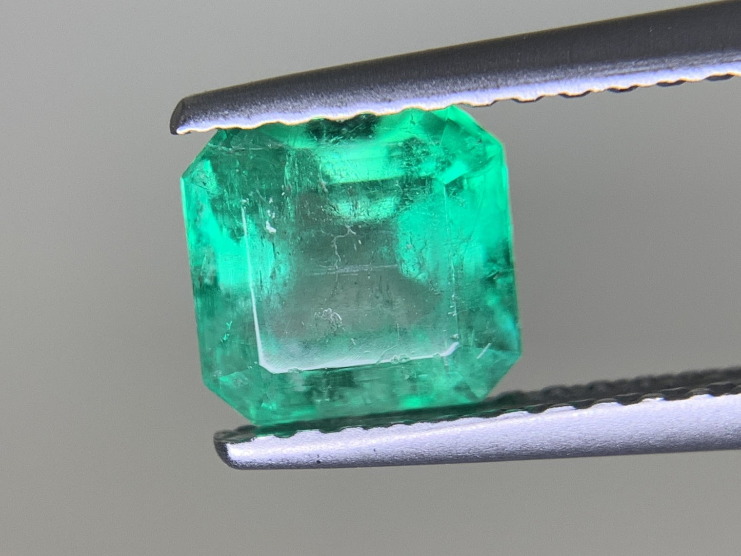 エメラルド  1.043ct  中央宝石ソーティング付き  6.10㎜×5.86㎜×4.21㎜  ルース（ 裸石 ） 3558Y