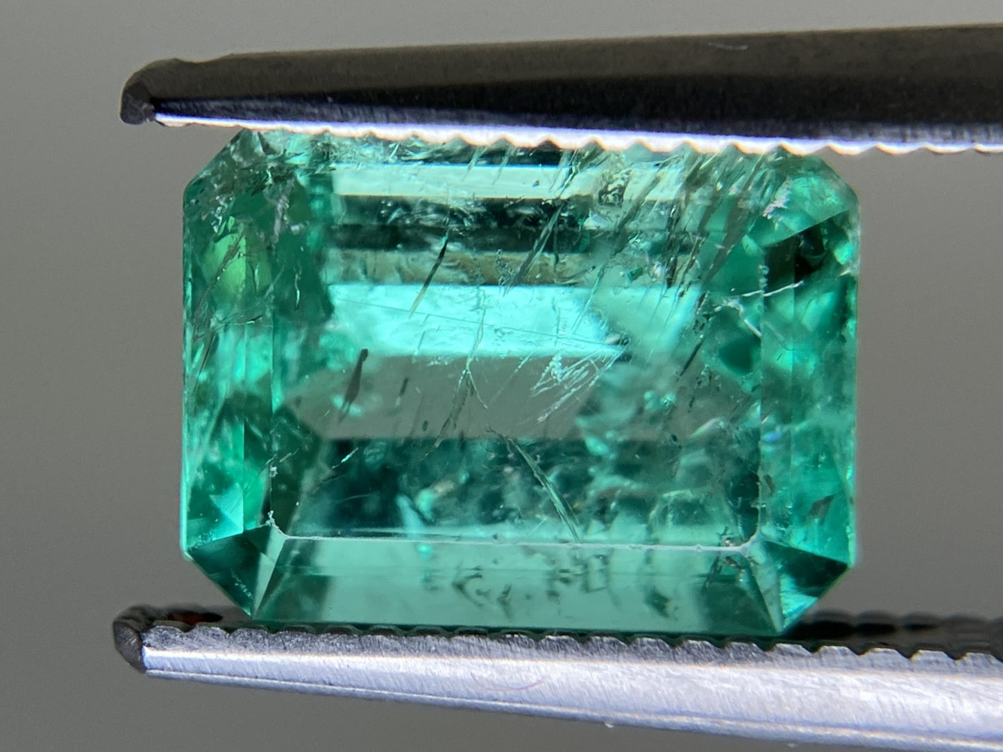 エメラルド 2.247ct 中央宝石ソーティング付き 9.21㎜×6.99㎜×4.96㎜ ルース（ 裸石 ） 4179YY