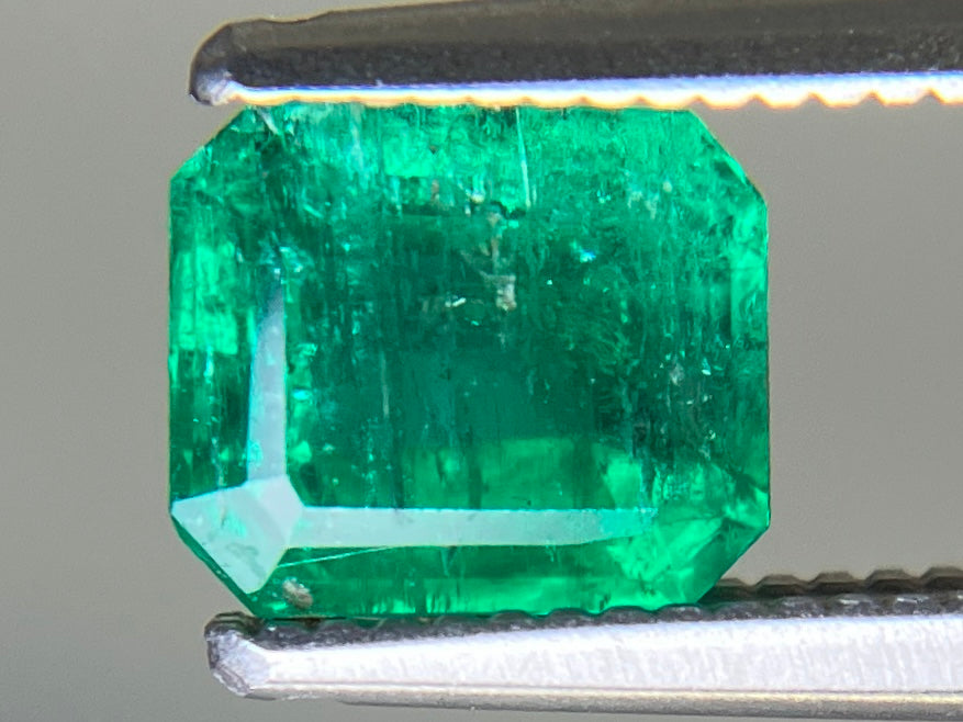 エメラルド 天然 1.045ct 中央宝石ソーティング付き 6.47㎜×5.52㎜×3.94㎜ ルース（ 裸石 ） 7262YY