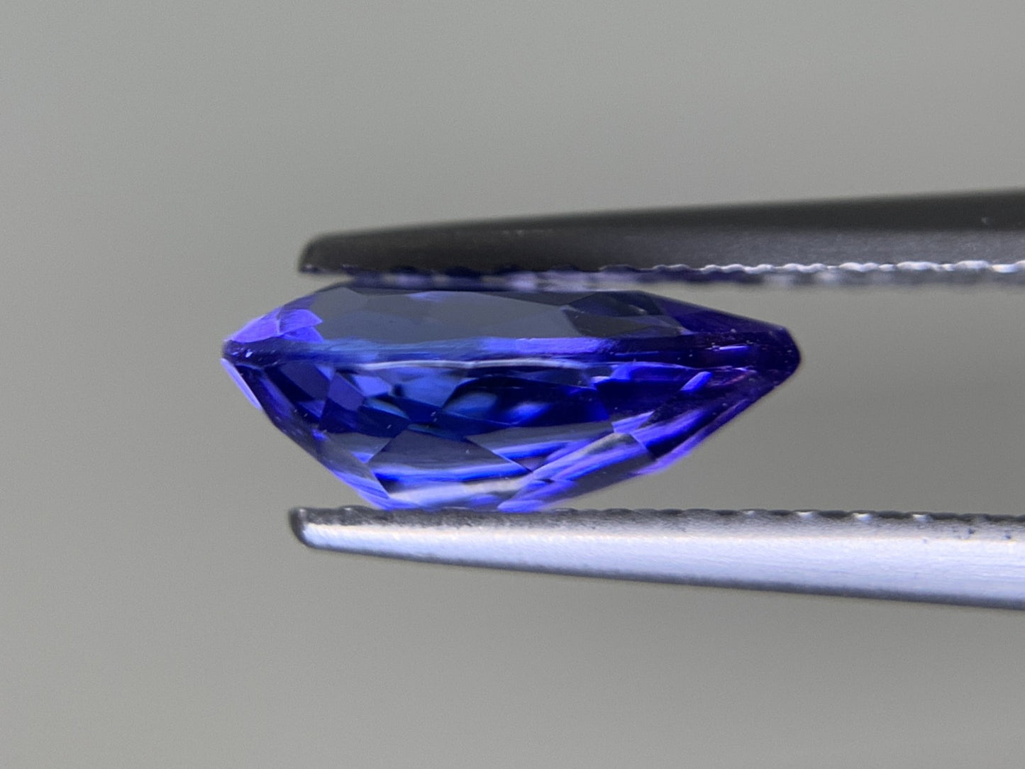 タンザナイト 1.384ct  宝石ソーティング付き  9.2㎜×6.1㎜×3.8㎜  ルース（ 裸石 ） 4240Y