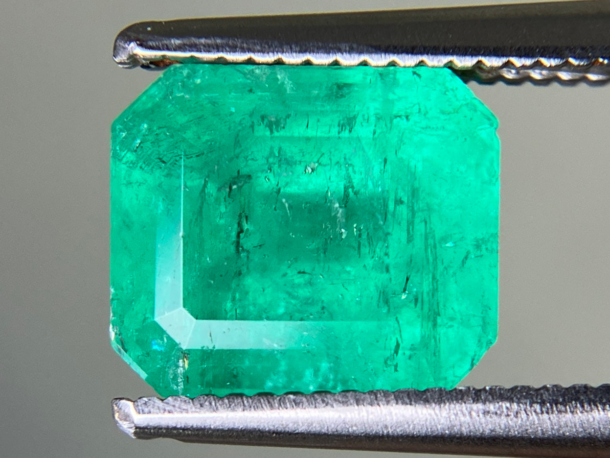 エメラルド 天然 2.284ct 中央宝石ソーティング付き 8.31㎜×7.19㎜×5.47㎜ ルース（ 裸石 ） 7409YY