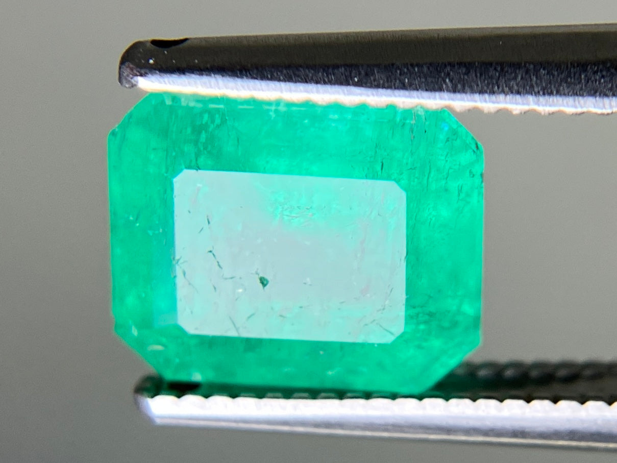 エメラルド 天然 2.284ct 中央宝石ソーティング付き 8.31㎜×7.19㎜×5.47㎜ ルース（ 裸石 ） 7409YY