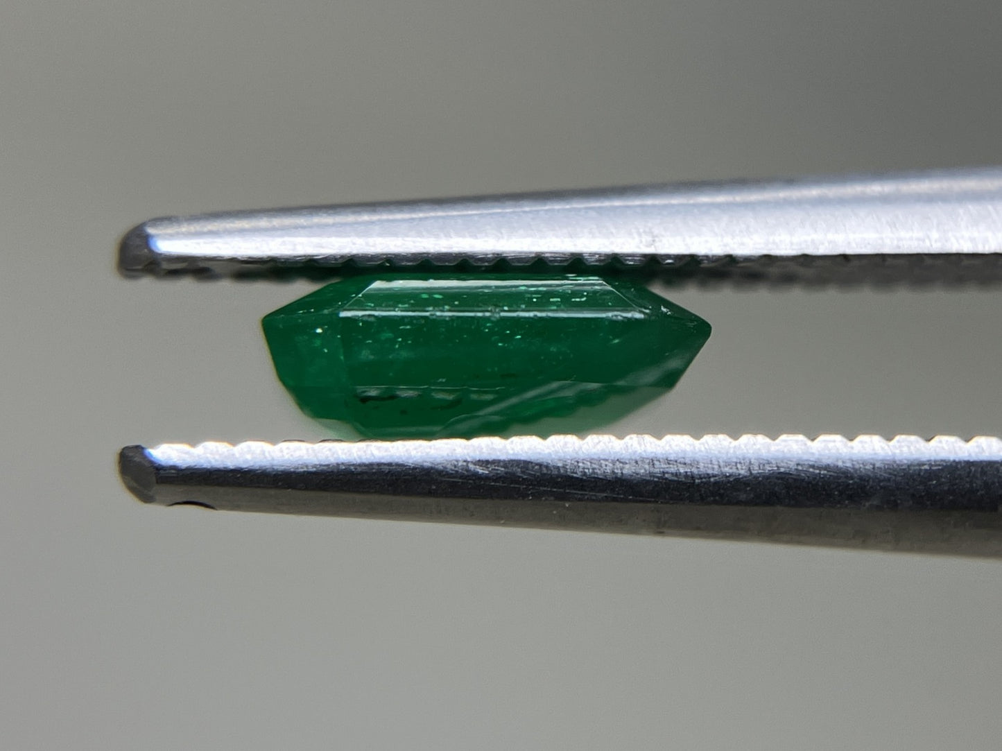 エメラルド 1.059ct 中央宝石ソーティング付き 7.16㎜×6.45㎜×2.88㎜ ルース（ 裸石 ） 4177YY