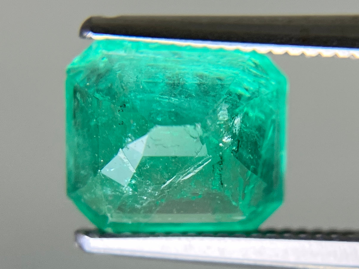 エメラルド 天然 2.284ct 中央宝石ソーティング付き 8.31㎜×7.19㎜×5.47㎜ ルース（ 裸石 ） 7409YY