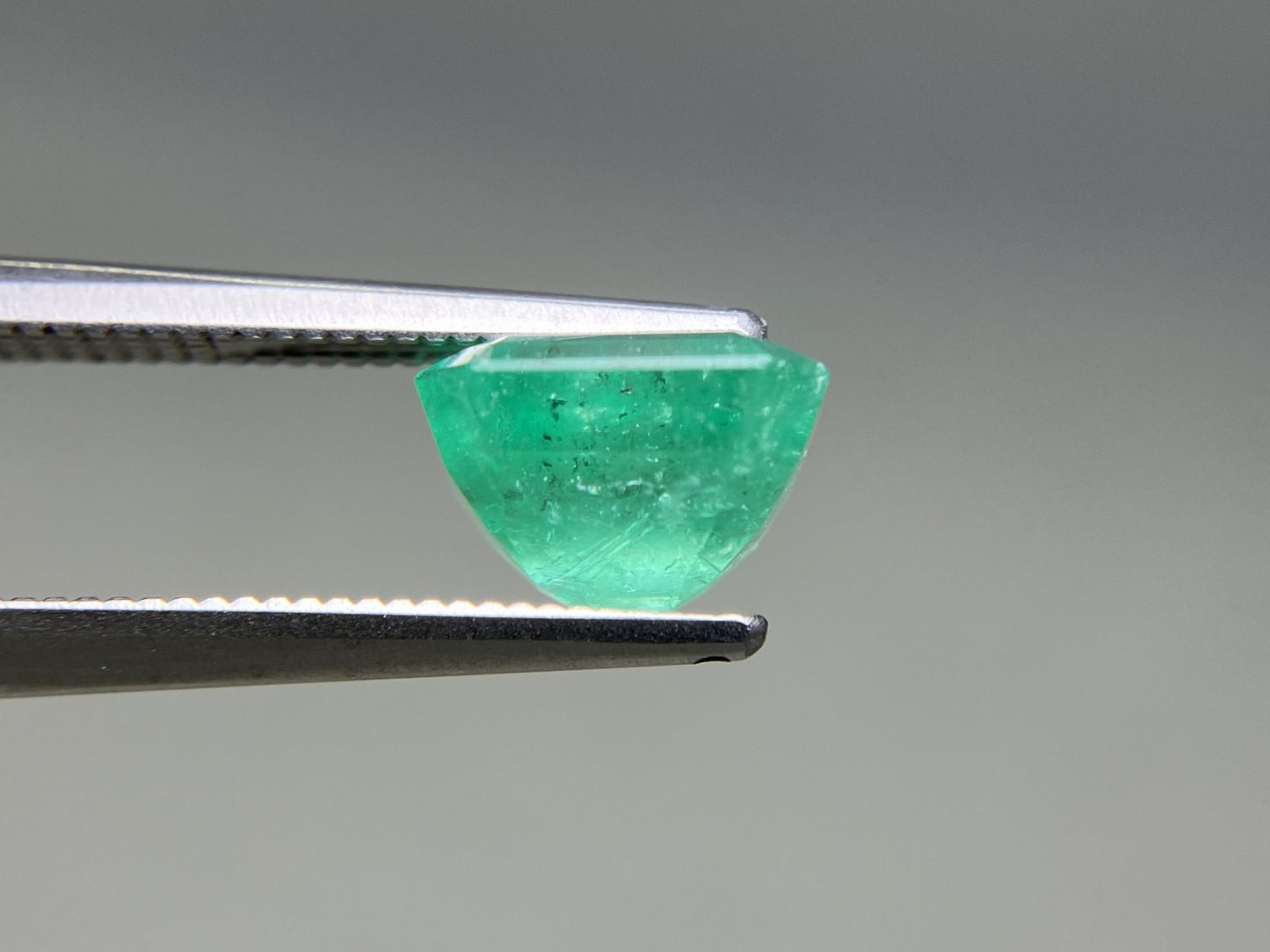 エメラルド 天然 2.284ct 中央宝石ソーティング付き 8.31㎜×7.19㎜×5.47㎜ ルース（ 裸石 ） 7409YY