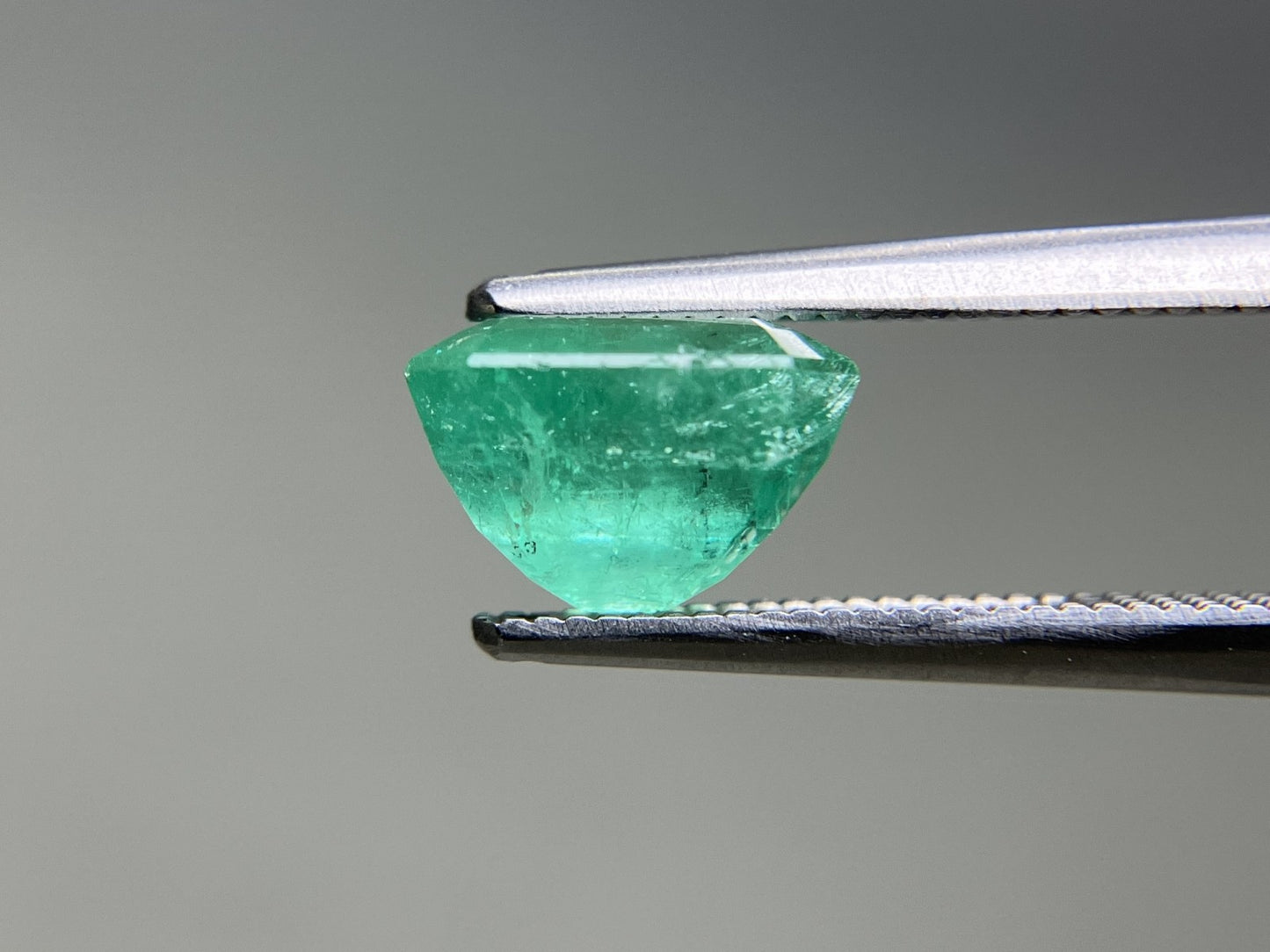 エメラルド 天然 2.284ct 中央宝石ソーティング付き 8.31㎜×7.19㎜×5.47㎜ ルース（ 裸石 ） 7409YY