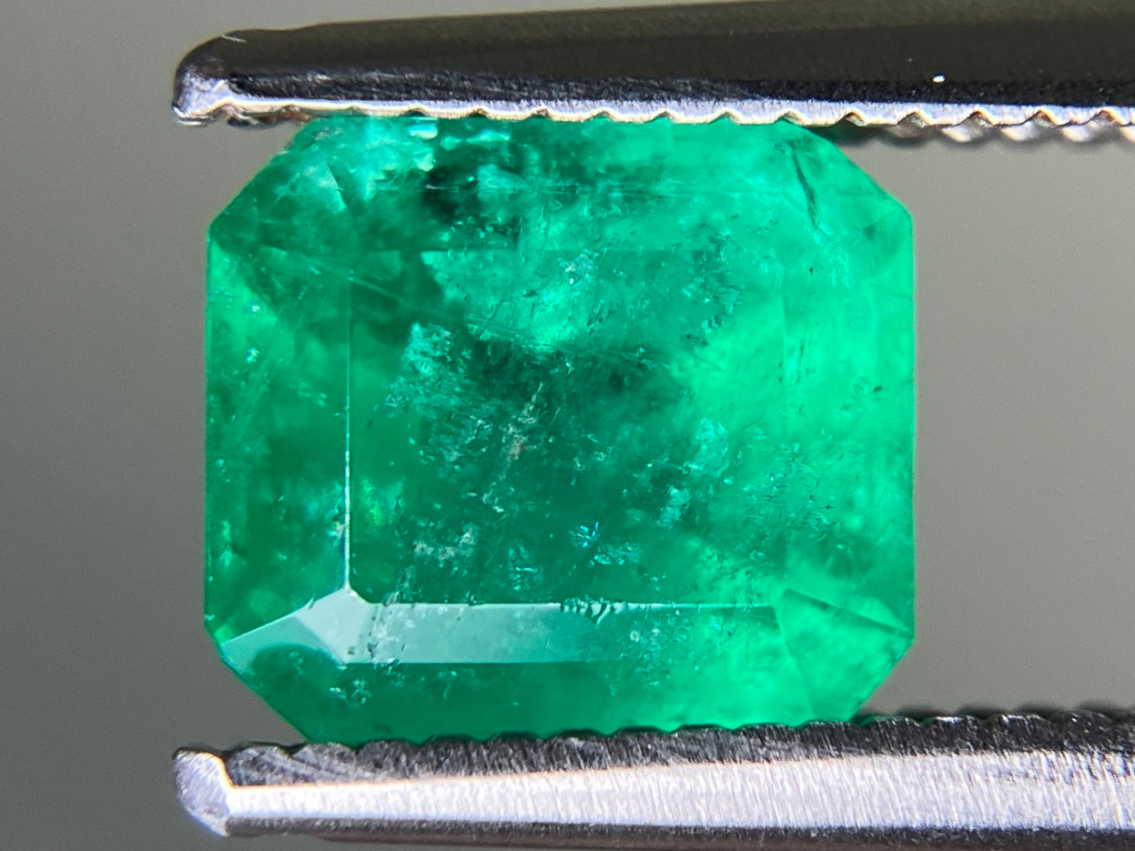 エメラルド 天然 1.263ct 中央宝石ソーティング付き 6.99㎜×6.18㎜×4.62㎜ ルース（ 裸石 ） 7389YY
