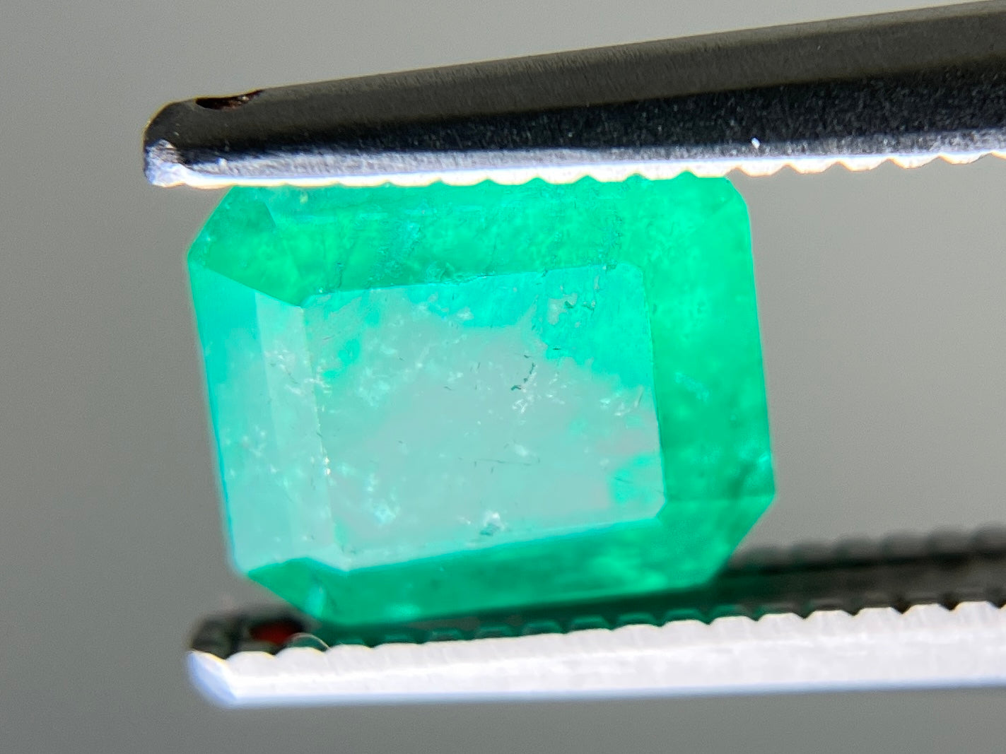 エメラルド 天然 1.263ct 中央宝石ソーティング付き 6.99㎜×6.18㎜×4.62㎜ ルース（ 裸石 ） 7389YY