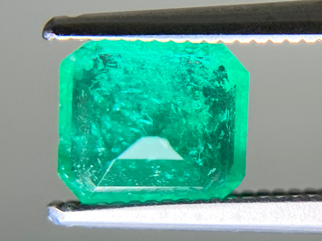 エメラルド 天然 1.263ct 中央宝石ソーティング付き 6.99㎜×6.18㎜×4.62㎜ ルース（ 裸石 ） 7389YY