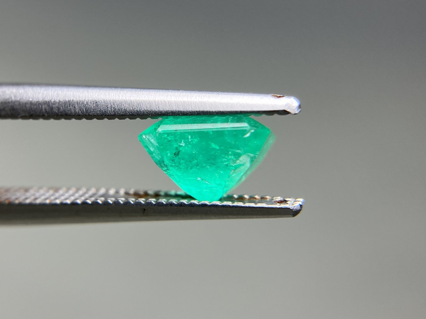 エメラルド 天然 1.263ct 中央宝石ソーティング付き 6.99㎜×6.18㎜×4.62㎜ ルース（ 裸石 ） 7389YY
