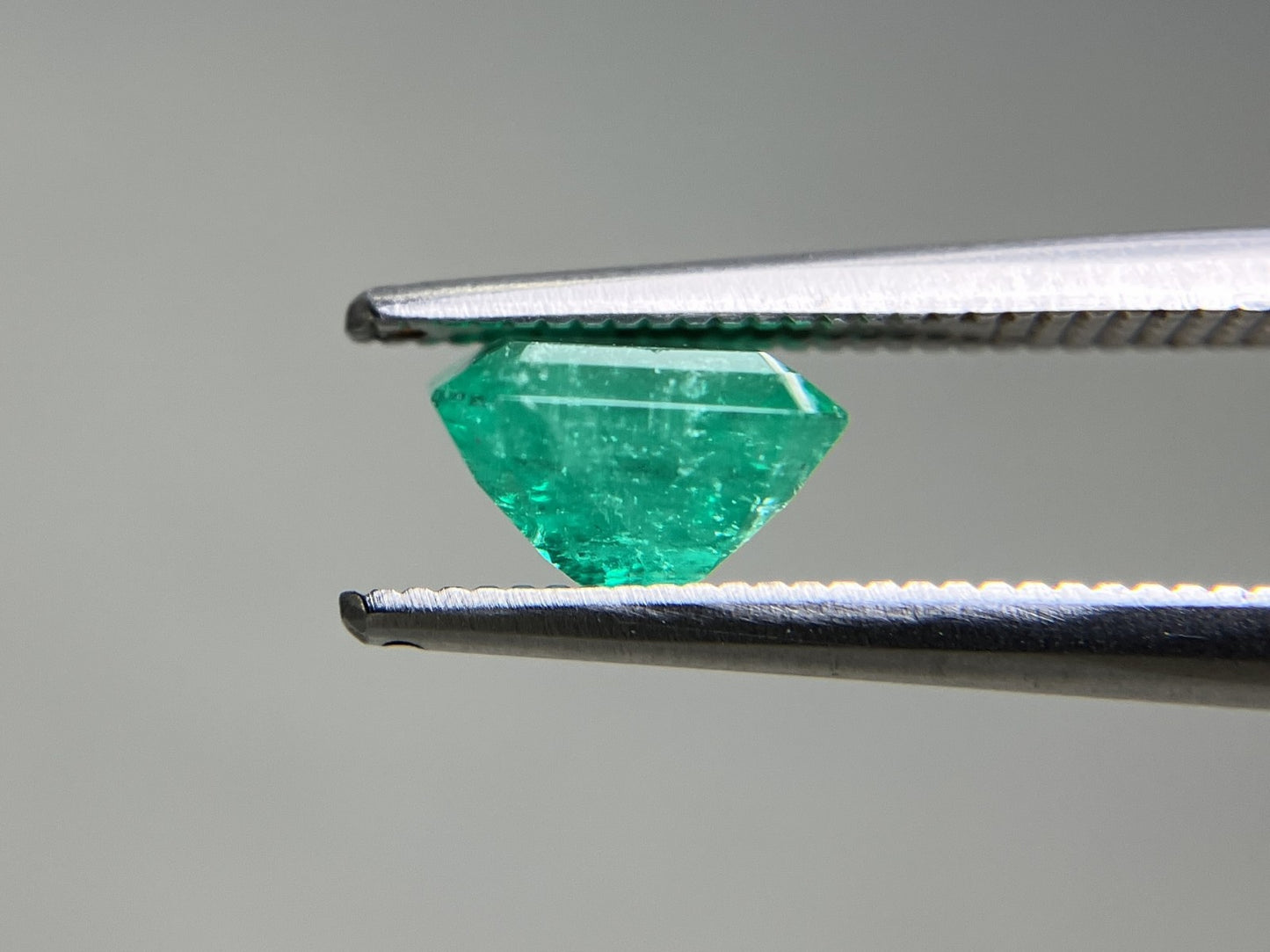 エメラルド 天然 1.263ct 中央宝石ソーティング付き 6.99㎜×6.18㎜×4.62㎜ ルース（ 裸石 ） 7389YY