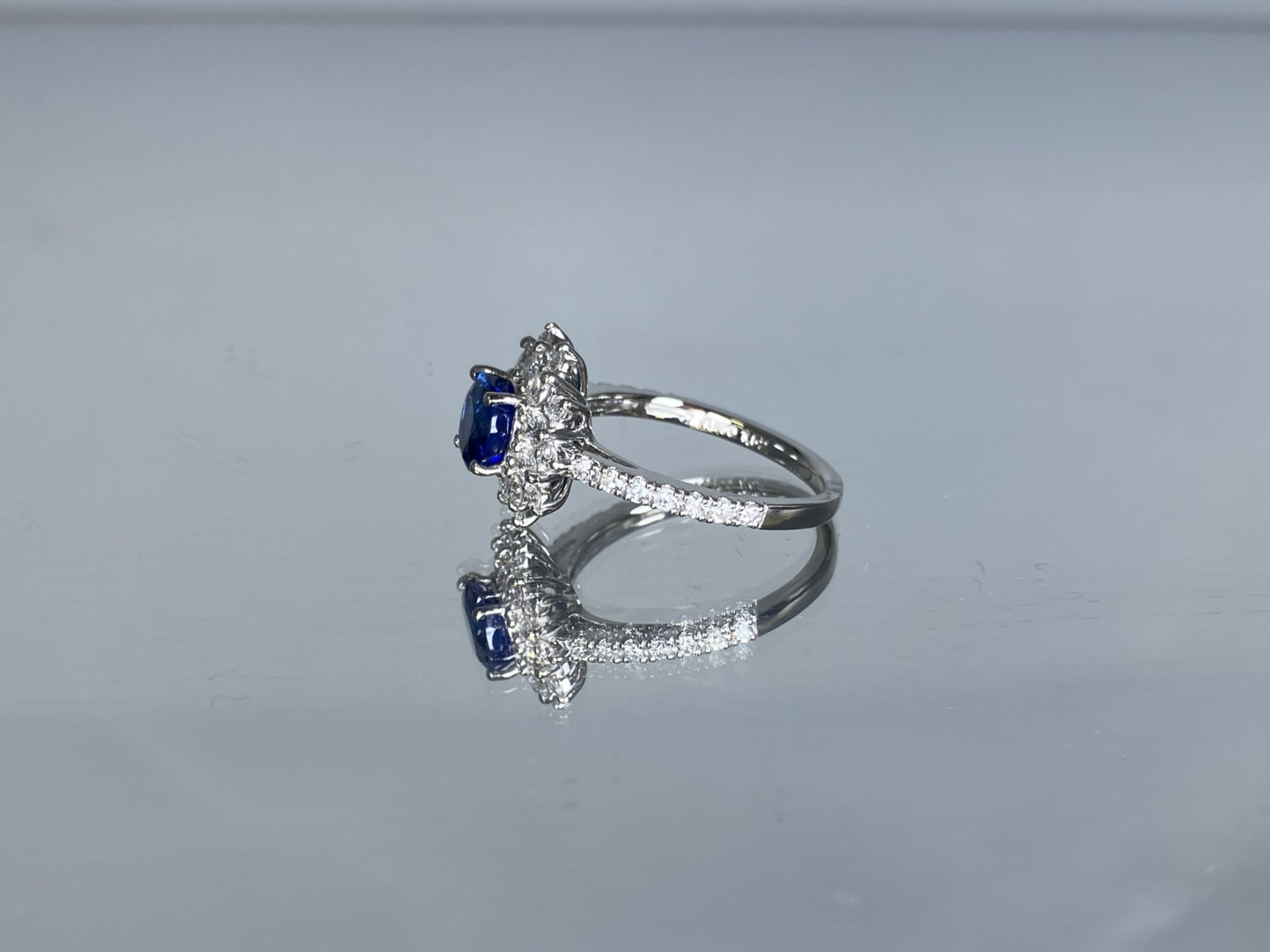サファイア 1.52ct ロイヤルブルー royal blue 非加熱 no heat AIGS鑑別書 D0.75ct PT900 5.5g 指輪 （JP13号） サイズ直し無料 7204K