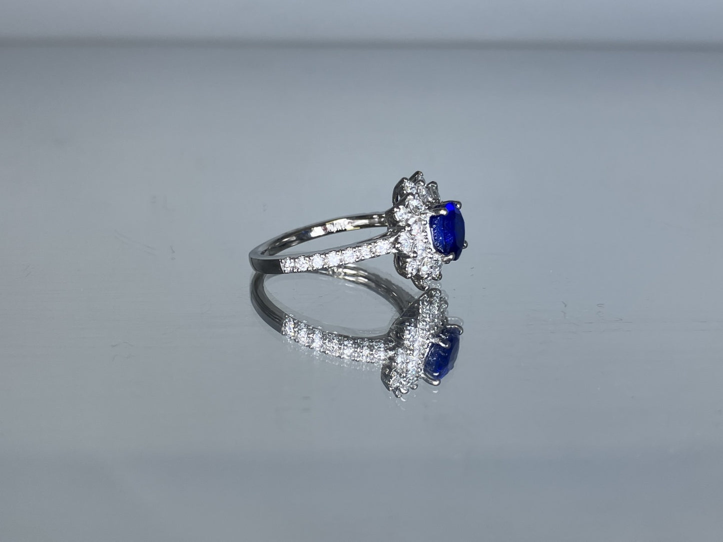 サファイア 1.52ct ロイヤルブルー royal blue 非加熱 no heat AIGS鑑別書 D0.75ct PT900 5.5g 指輪 （JP13号） サイズ直し無料 7204K