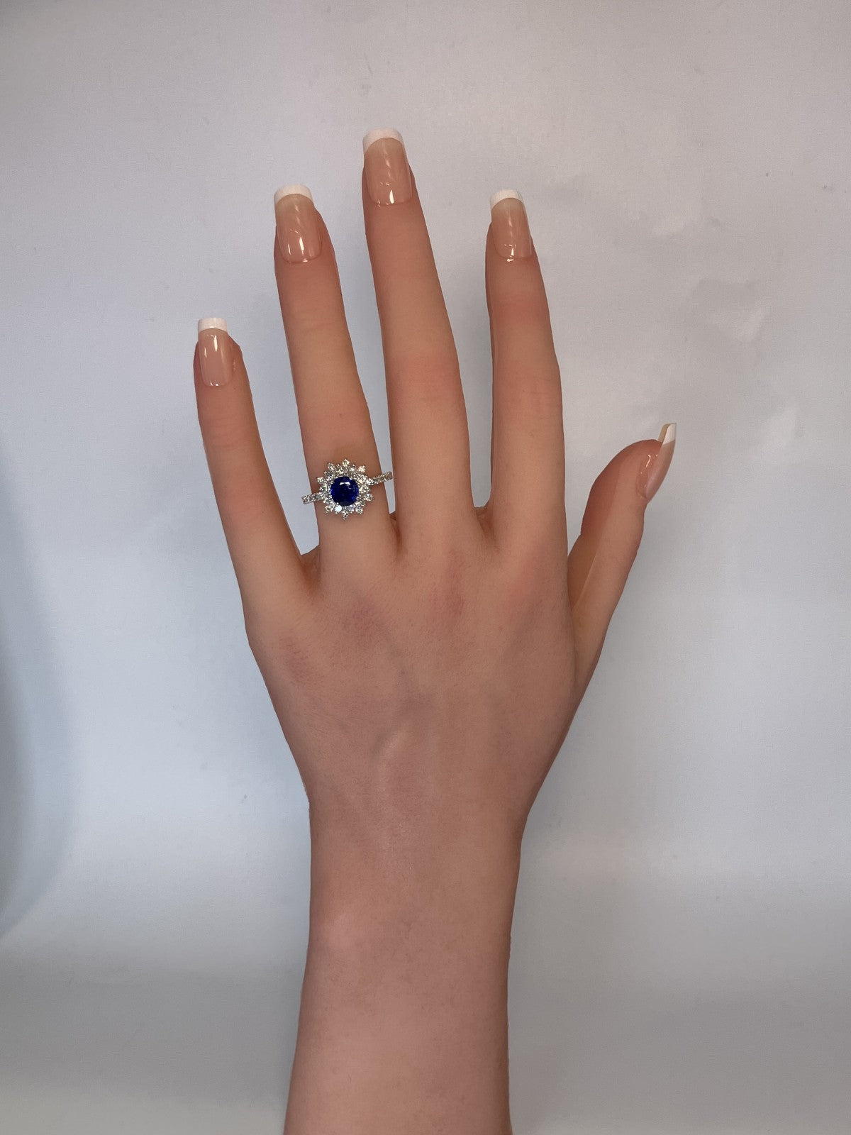 サファイア 1.52ct ロイヤルブルー royal blue 非加熱 no heat AIGS鑑別書 D0.75ct PT900 5.5g 指輪 （JP13号） サイズ直し無料 7204K