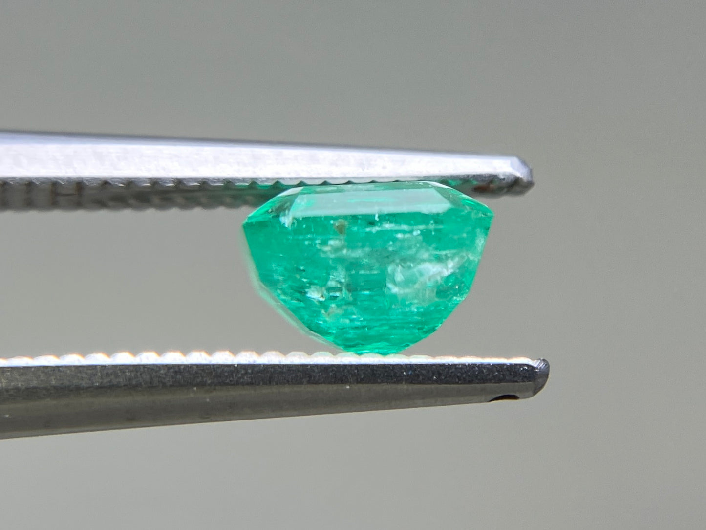 エメラルド 天然 1.020ct 中央宝石ソーティング付き 6.03㎜×5.63㎜×4.12㎜ ルース（ 裸石 ） 7382YY