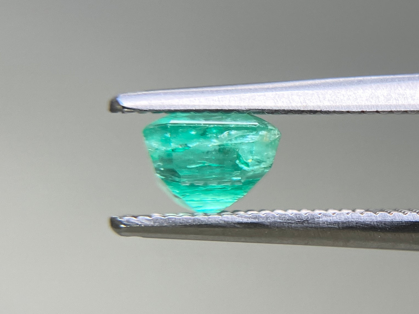 エメラルド 天然 1.020ct 中央宝石ソーティング付き 6.03㎜×5.63㎜×4.12㎜ ルース（ 裸石 ） 7382YY