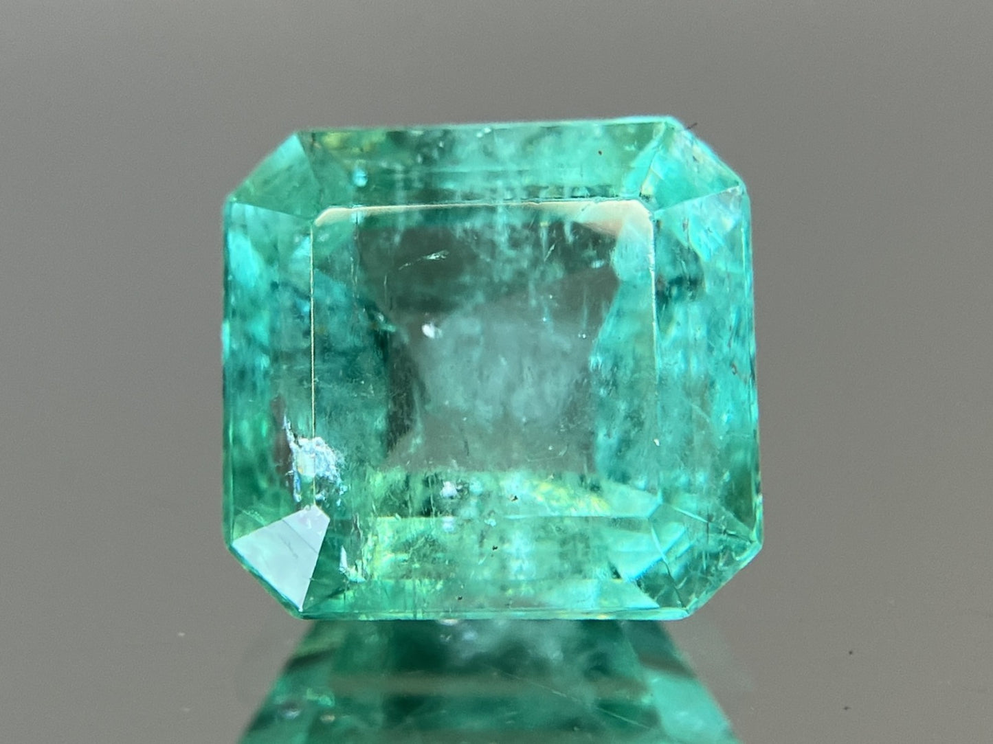 エメラルド 3.025ct 中央宝石ソーティング付き 9.05㎜×8.47㎜×5.56㎜ ルース（ 裸石 ） 4173YY