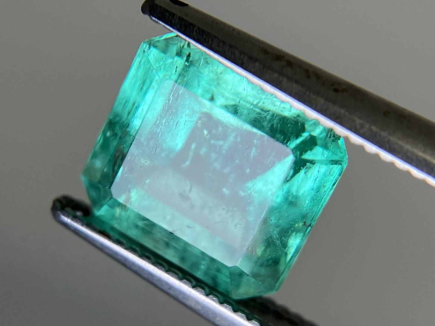 エメラルド 3.025ct 中央宝石ソーティング付き 9.05㎜×8.47㎜×5.56㎜ ルース（ 裸石 ） 4173YY