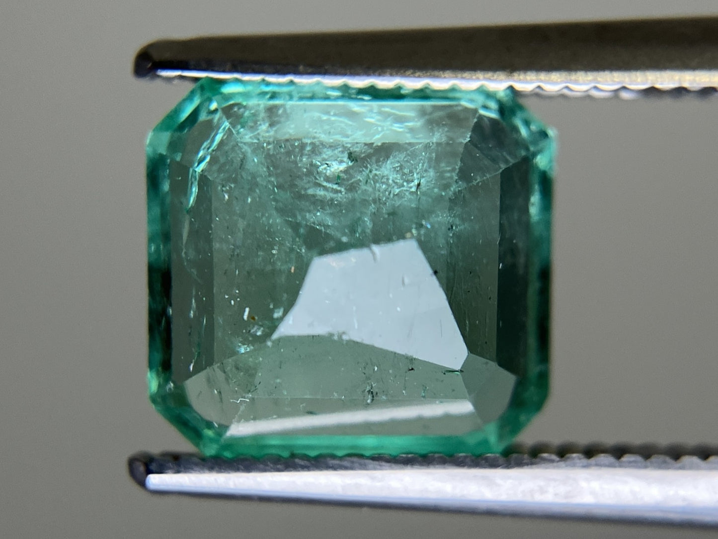 エメラルド 3.025ct 中央宝石ソーティング付き 9.05㎜×8.47㎜×5.56㎜ ルース（ 裸石 ） 4173YY