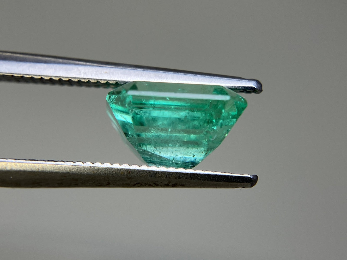 エメラルド 3.025ct 中央宝石ソーティング付き 9.05㎜×8.47㎜×5.56㎜ ルース（ 裸石 ） 4173YY
