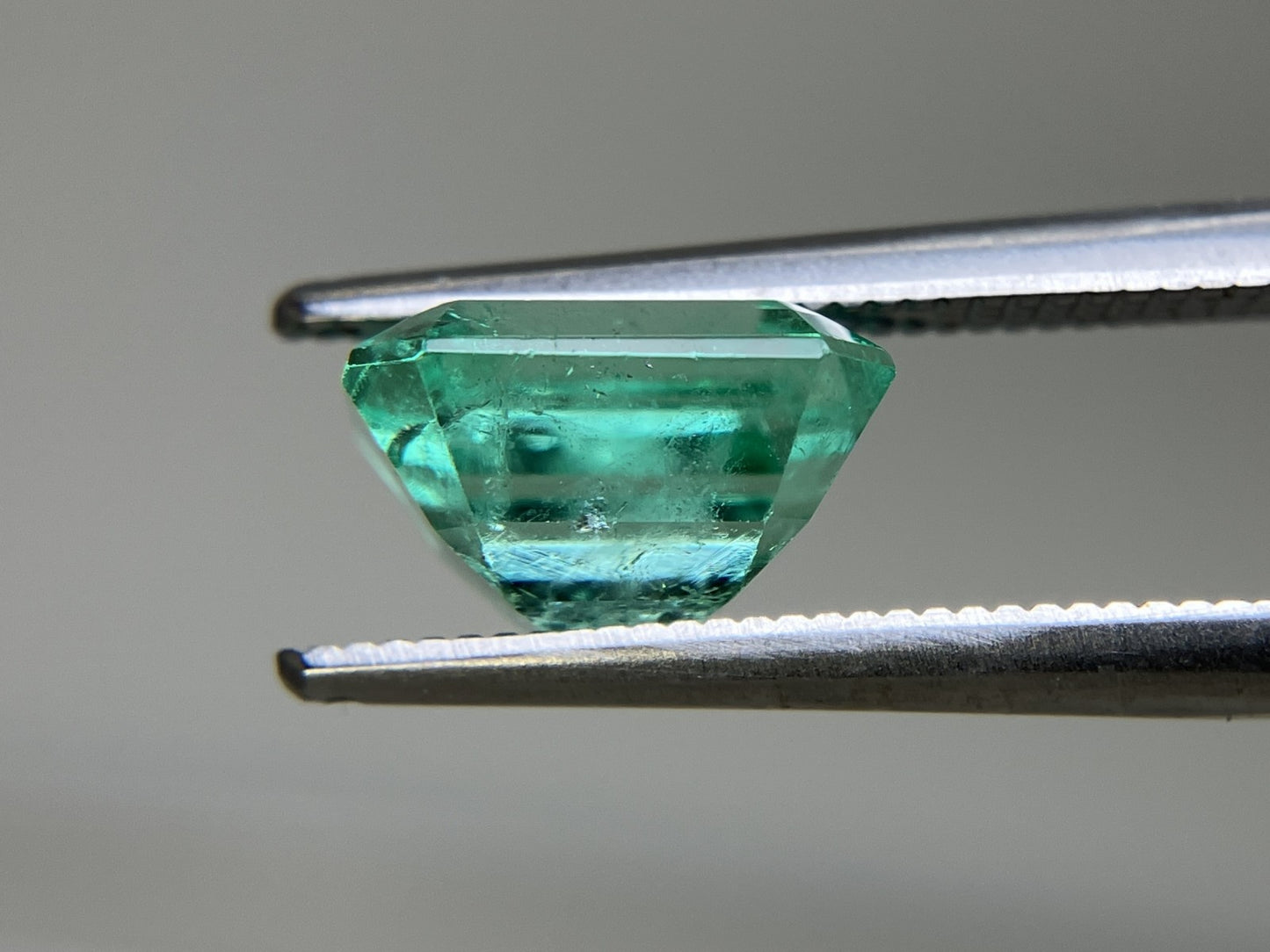 エメラルド 3.025ct 中央宝石ソーティング付き 9.05㎜×8.47㎜×5.56㎜ ルース（ 裸石 ） 4173YY