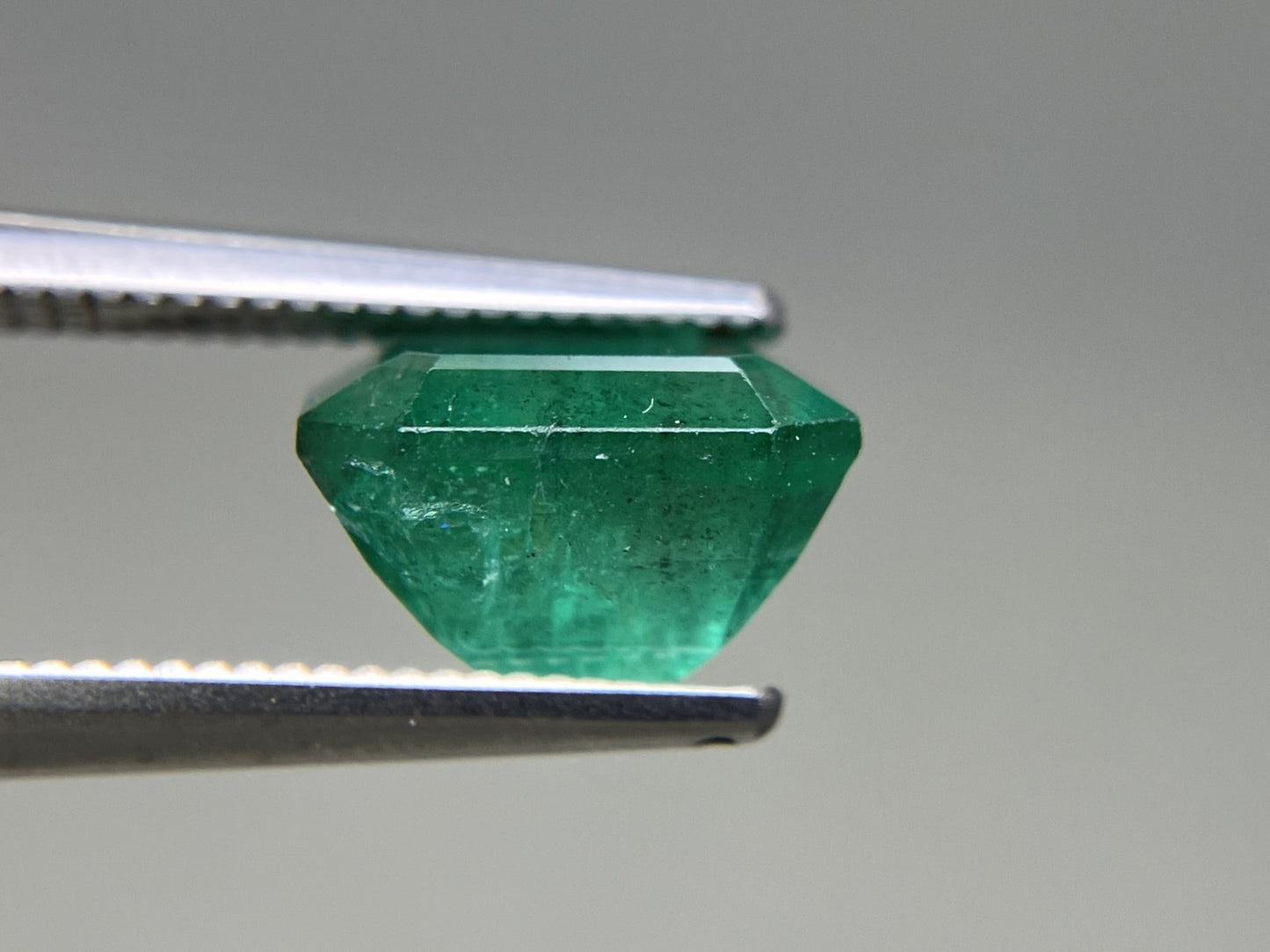エメラルド 天然 2.794ct 中央宝石ソーティング付き 9.02㎜×7.40㎜×6.01㎜ ルース（ 裸石 ） 7401YY