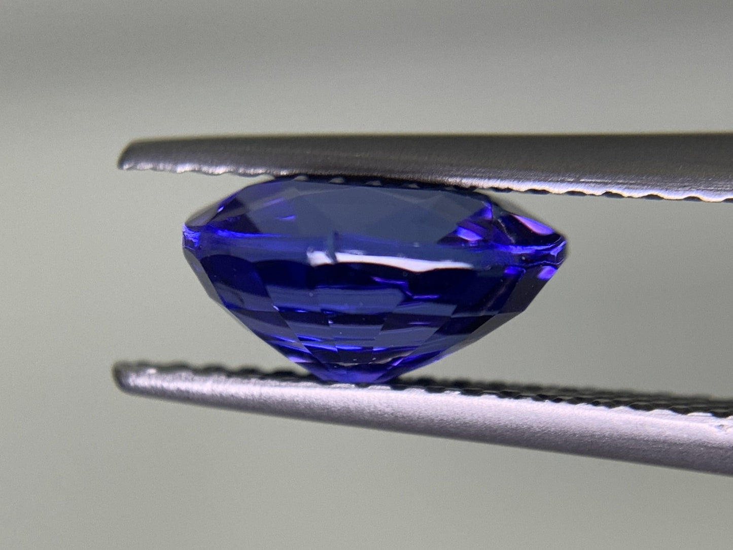 タンザナイト  2.409ct  中央宝石ソーティング付き  8.96㎜×7.31㎜×4.83㎜  ルース（ 裸石 ） 3578Y