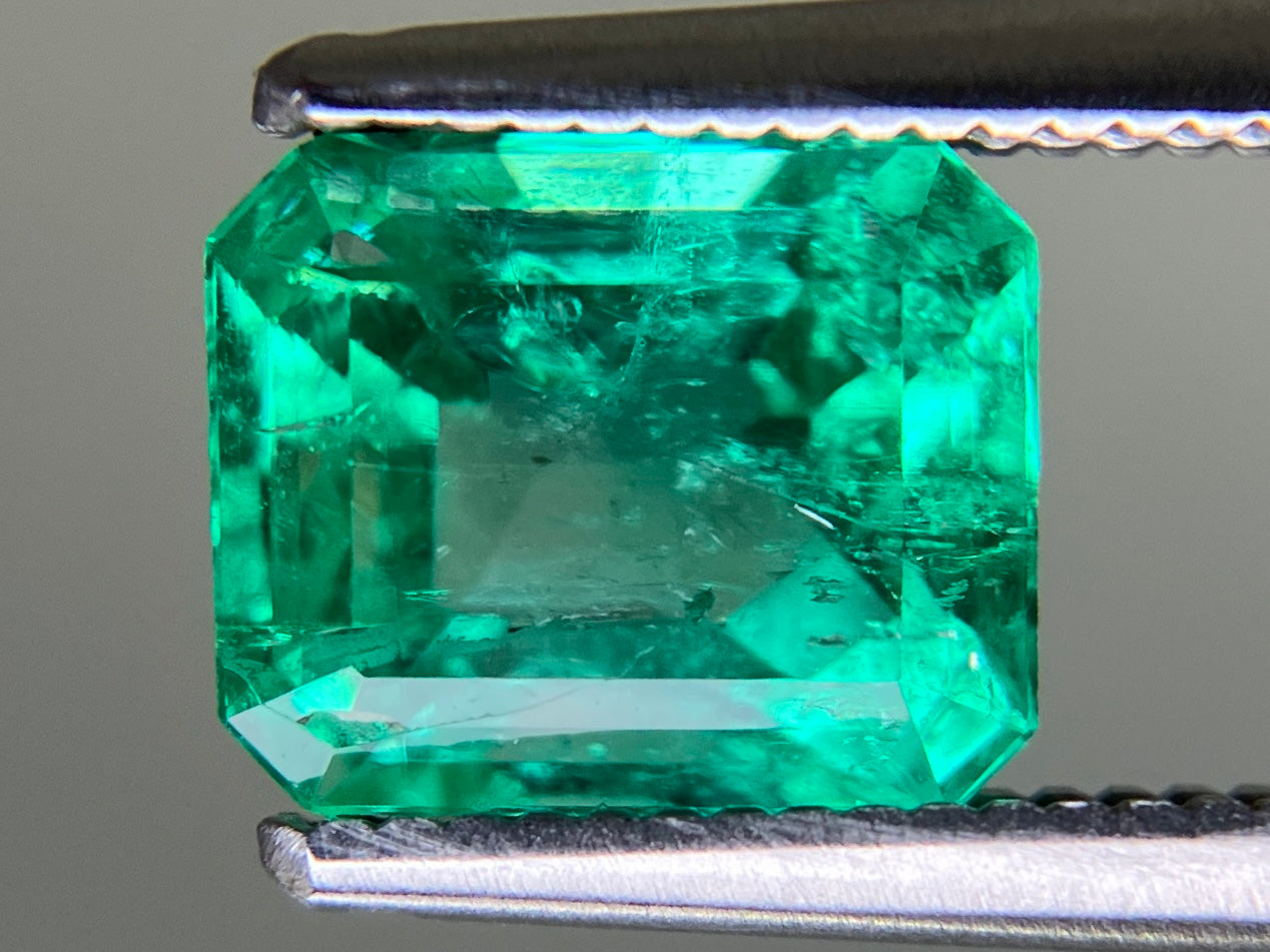 エメラルド 天然 1.537ct 中央宝石ソーティング付き 7.63㎜×6.32㎜×4.67㎜ ルース（ 裸石 ） 7380YY