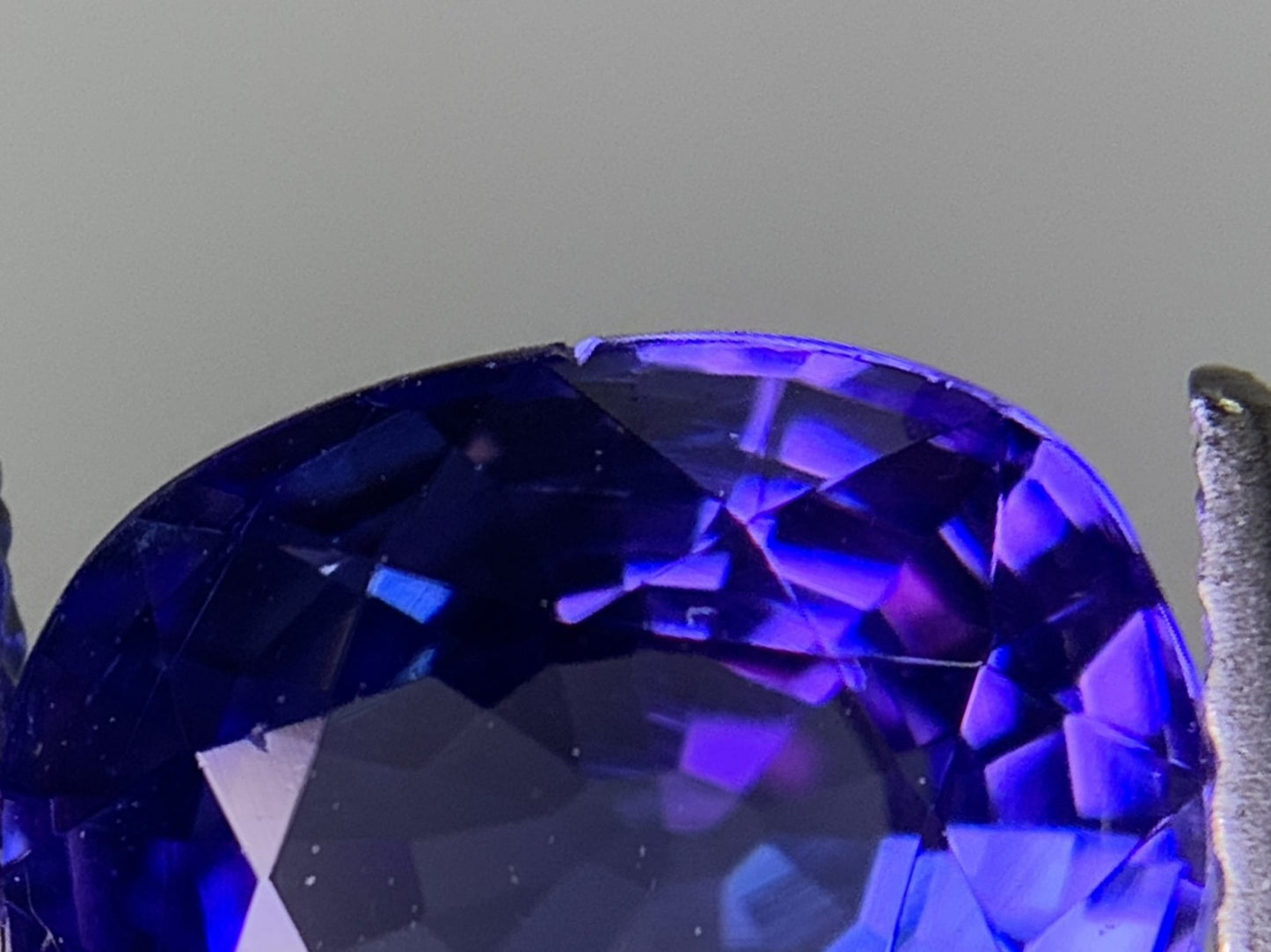 タンザナイト  2.409ct  中央宝石ソーティング付き  8.96㎜×7.31㎜×4.83㎜  ルース（ 裸石 ） 3578Y