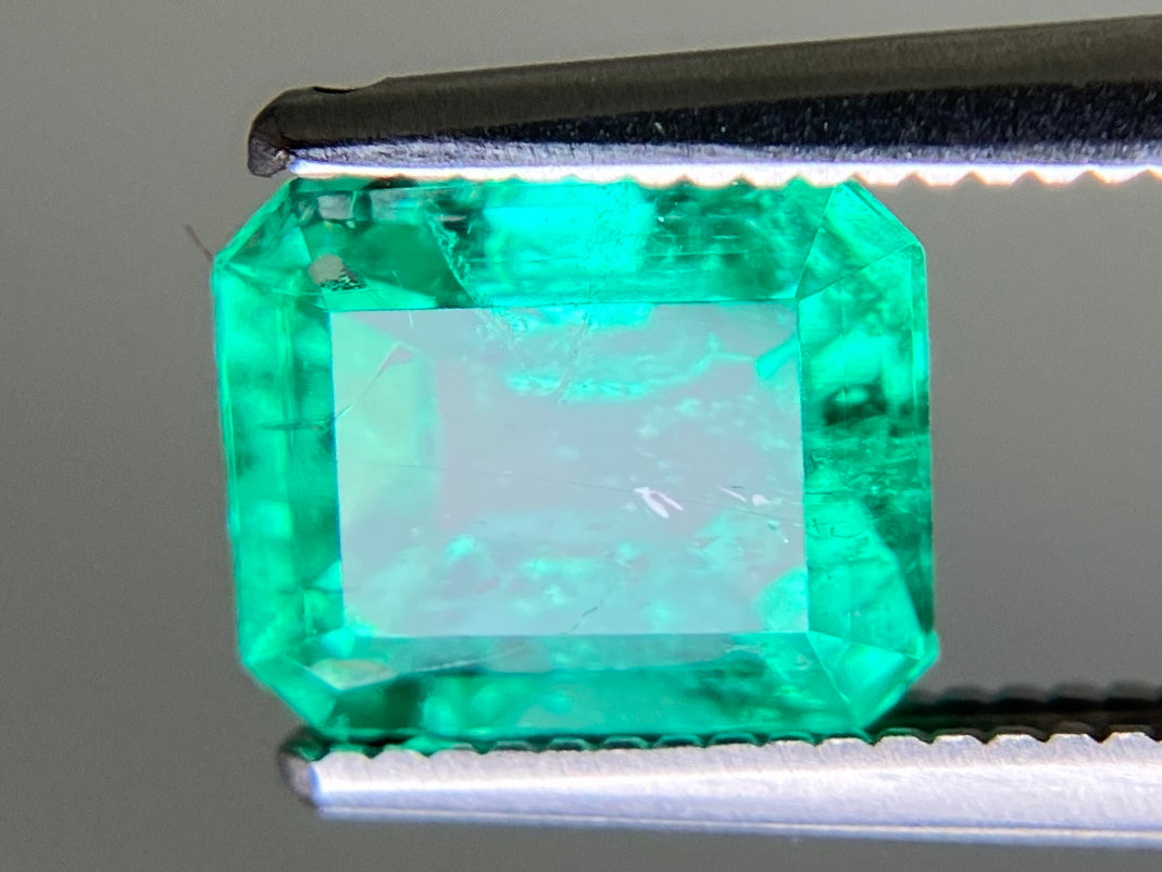 エメラルド 天然 1.537ct 中央宝石ソーティング付き 7.63㎜×6.32㎜×4.67㎜ ルース（ 裸石 ） 7380YY