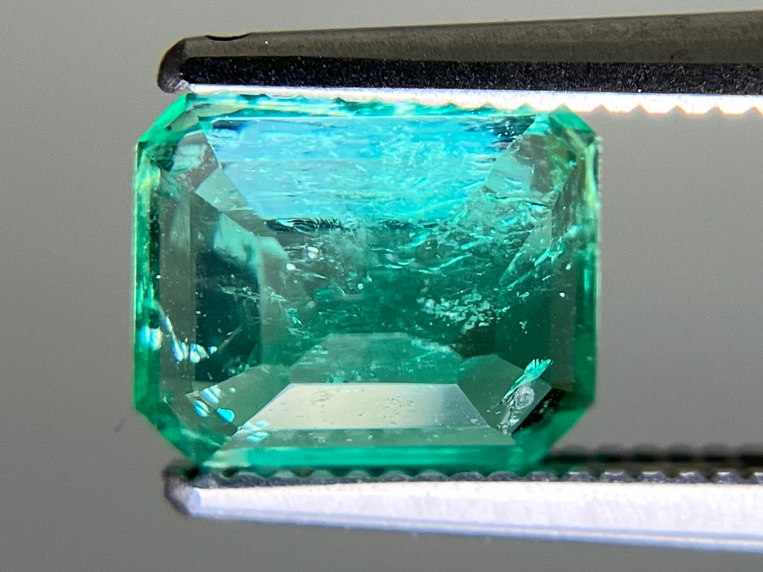 エメラルド 天然 1.537ct 中央宝石ソーティング付き 7.63㎜×6.32㎜×4.67㎜ ルース（ 裸石 ） 7380YY