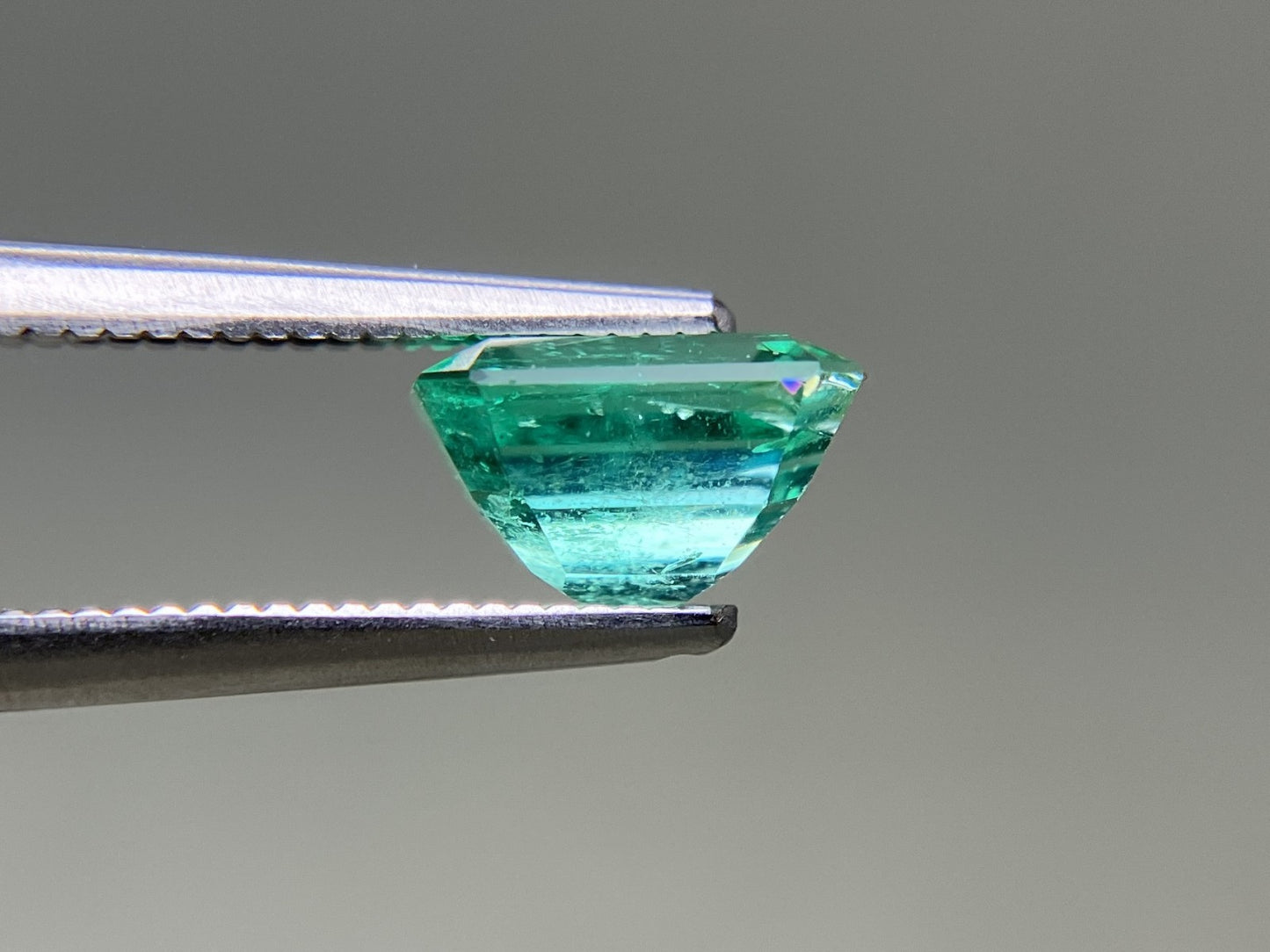エメラルド 天然 1.537ct 中央宝石ソーティング付き 7.63㎜×6.32㎜×4.67㎜ ルース（ 裸石 ） 7380YY