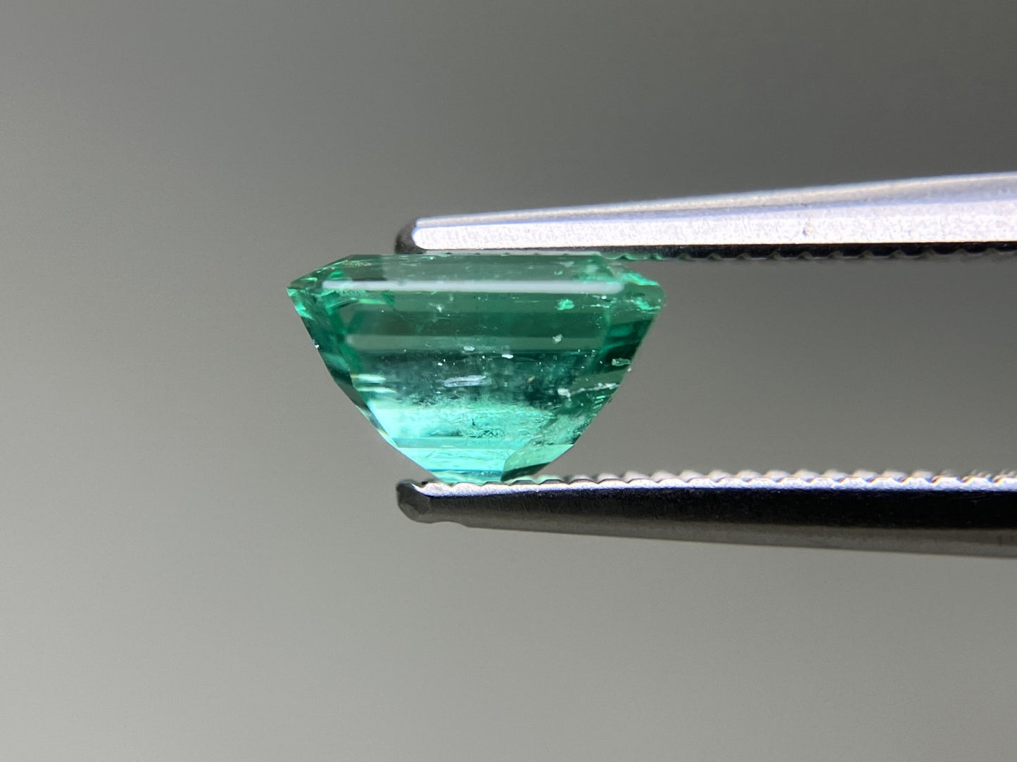 エメラルド 天然 1.537ct 中央宝石ソーティング付き 7.63㎜×6.32㎜×4.67㎜ ルース（ 裸石 ） 7380YY