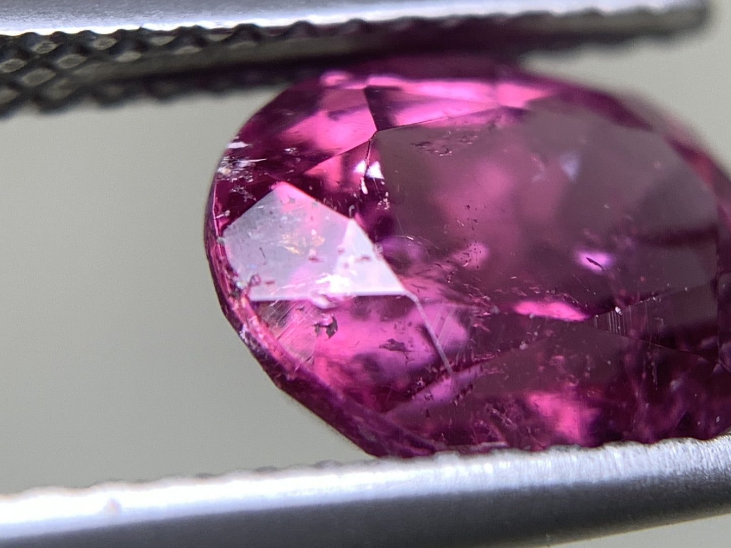 ルベライト 天然 2.343ct 中央宝石ソーティング付き 9.26㎜×7.26㎜×5.42㎜ ルース（ 裸石 ） 7926Y