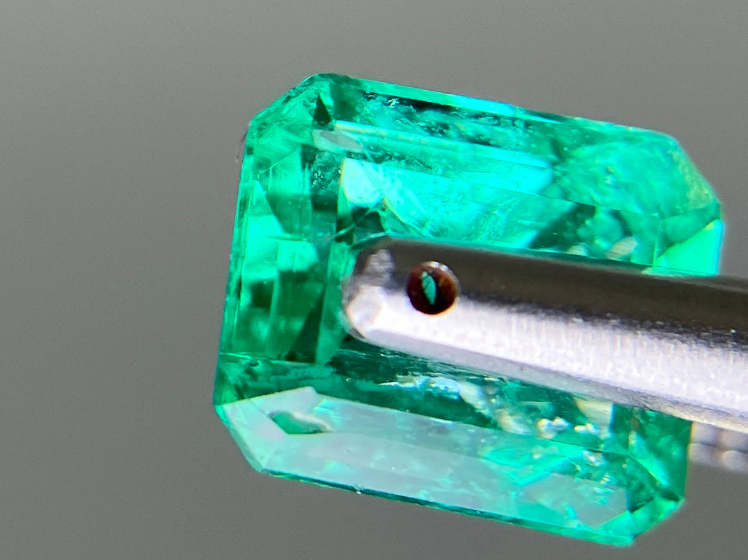 エメラルド 天然 1.537ct 中央宝石ソーティング付き 7.63㎜×6.32㎜×4.67㎜ ルース（ 裸石 ） 7380YY