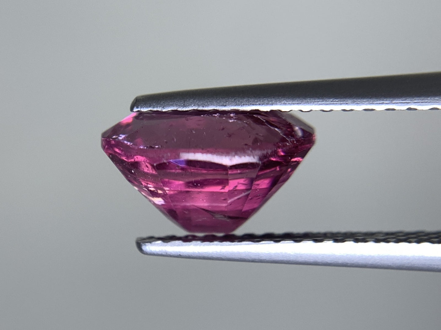 ルベライト 天然 2.343ct 中央宝石ソーティング付き 9.26㎜×7.26㎜×5.42㎜ ルース（ 裸石 ） 7926Y