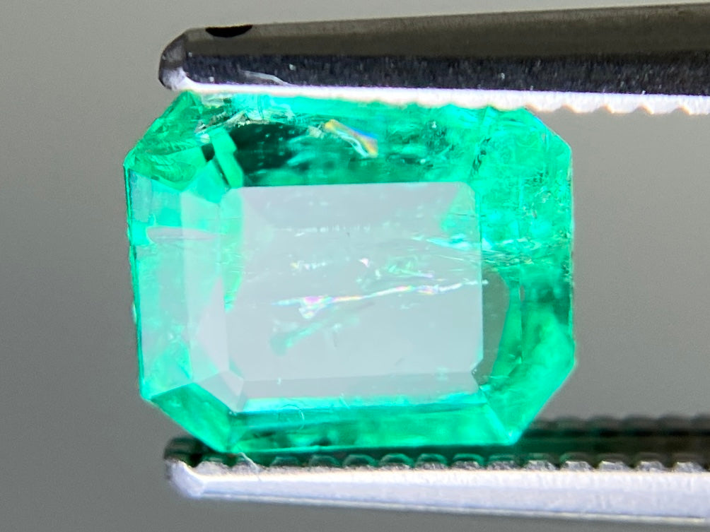 エメラルド 天然 1.581ct 中央宝石ソーティング付き 7.30㎜×6.29㎜×4.57㎜ ルース（ 裸石 ） 7390YY