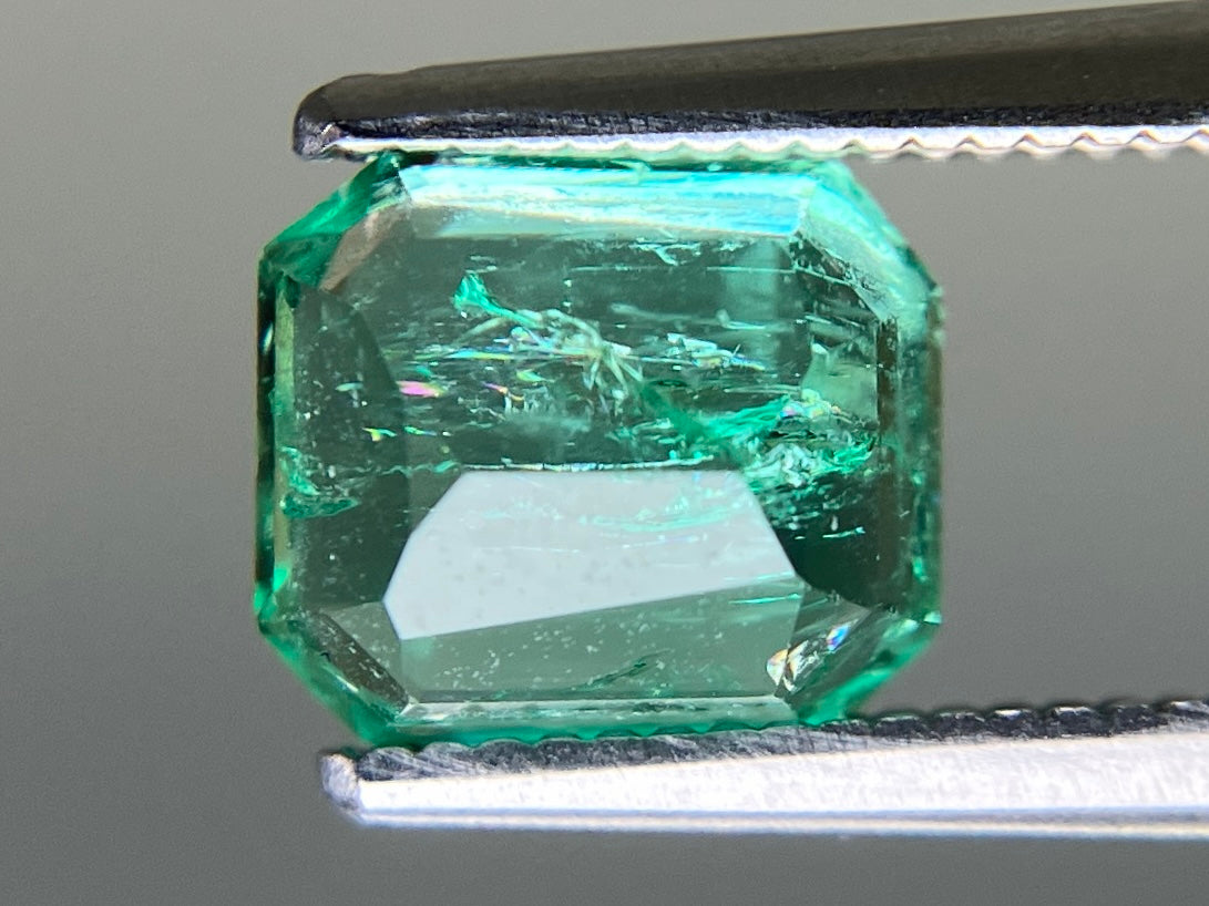 エメラルド 天然 1.581ct 中央宝石ソーティング付き 7.30㎜×6.29㎜×4.57㎜ ルース（ 裸石 ） 7390YY