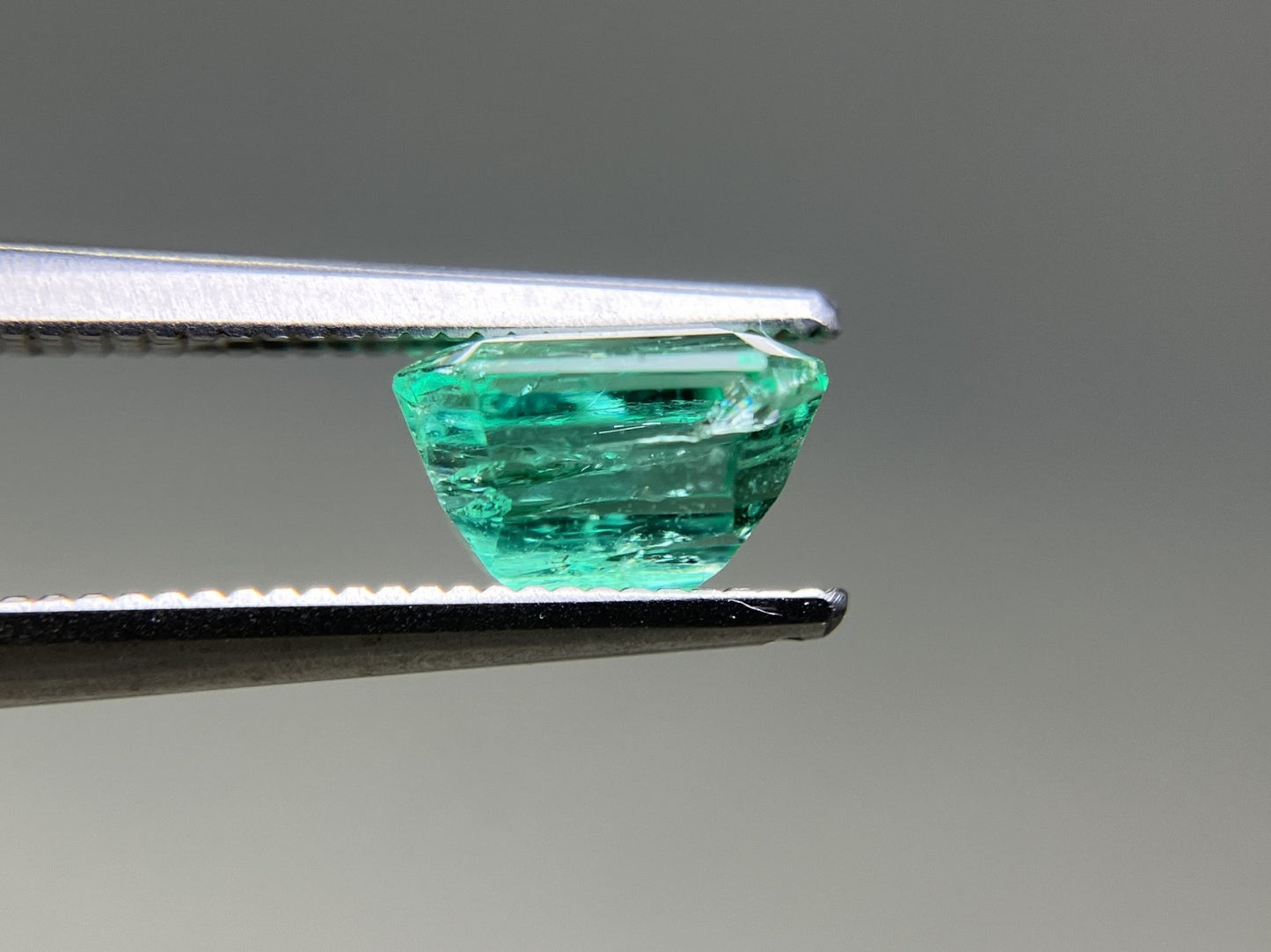 エメラルド 天然 1.581ct 中央宝石ソーティング付き 7.30㎜×6.29㎜×4.57㎜ ルース（ 裸石 ） 7390YY