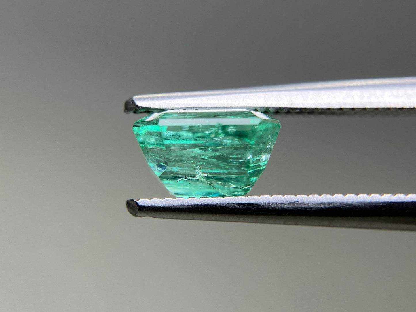 エメラルド 天然 1.581ct 中央宝石ソーティング付き 7.30㎜×6.29㎜×4.57㎜ ルース（ 裸石 ） 7390YY