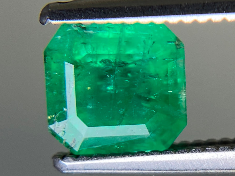 エメラルド 天然 0.993ct 中央宝石ソーティング付き 6.00㎜×5.63㎜×4.00㎜ ルース（ 裸石 ） 7384YY