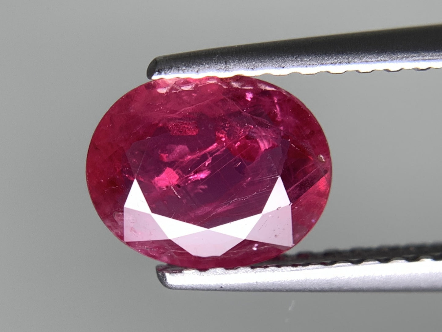 ルビー 天然 1.052ct 宝石ソーティング付き 7.5㎜×6.1㎜×2.3㎜ ルース（ 裸石 ） 2519Y
