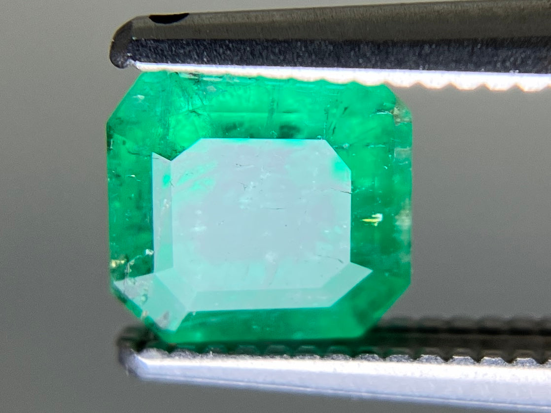 エメラルド 天然 0.993ct 中央宝石ソーティング付き 6.00㎜×5.63㎜×4.00㎜ ルース（ 裸石 ） 7384YY