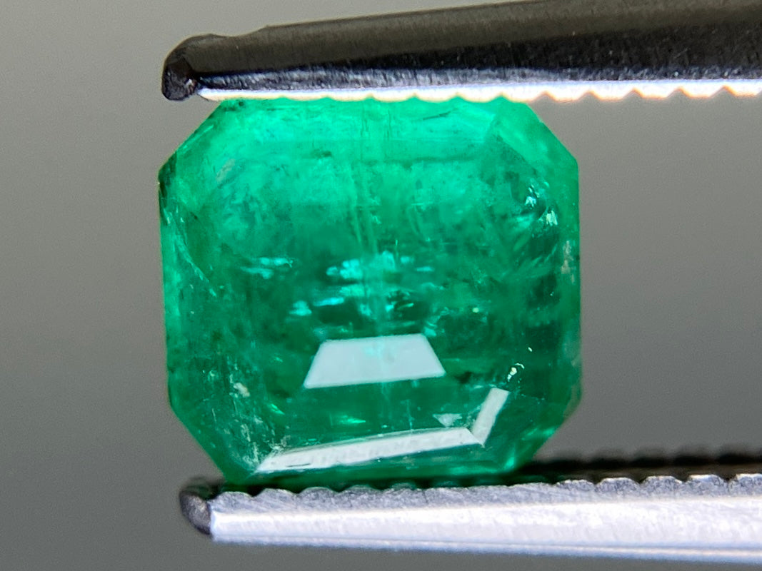 エメラルド 天然 0.993ct 中央宝石ソーティング付き 6.00㎜×5.63㎜×4.00㎜ ルース（ 裸石 ） 7384YY
