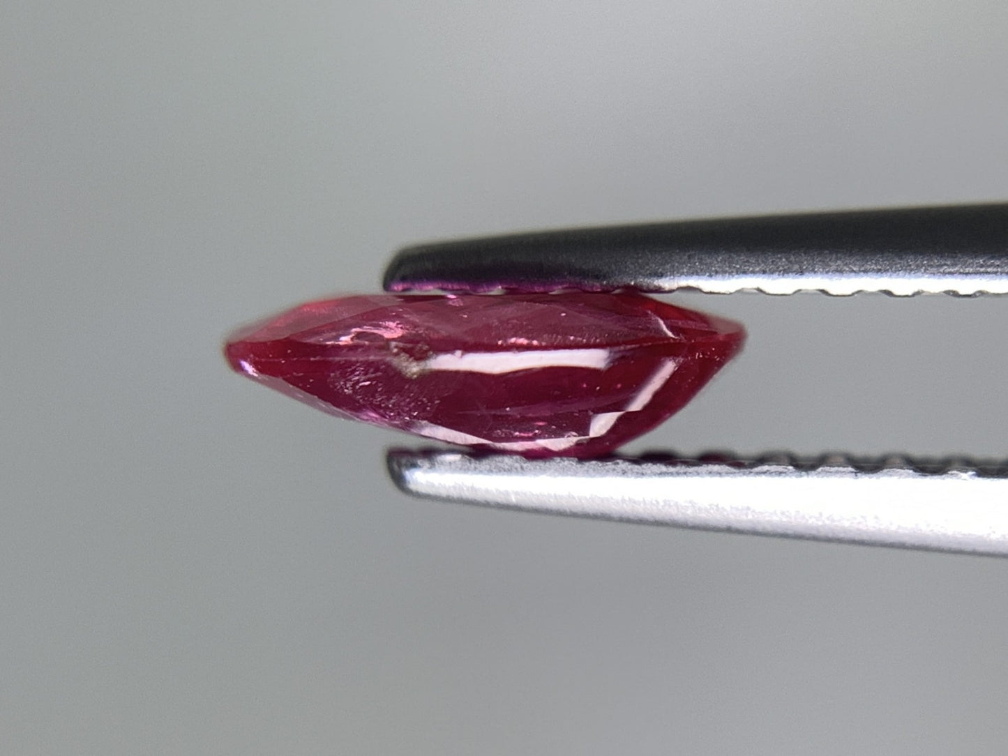 ルビー 天然 1.052ct 宝石ソーティング付き 7.5㎜×6.1㎜×2.3㎜ ルース（ 裸石 ） 2519Y