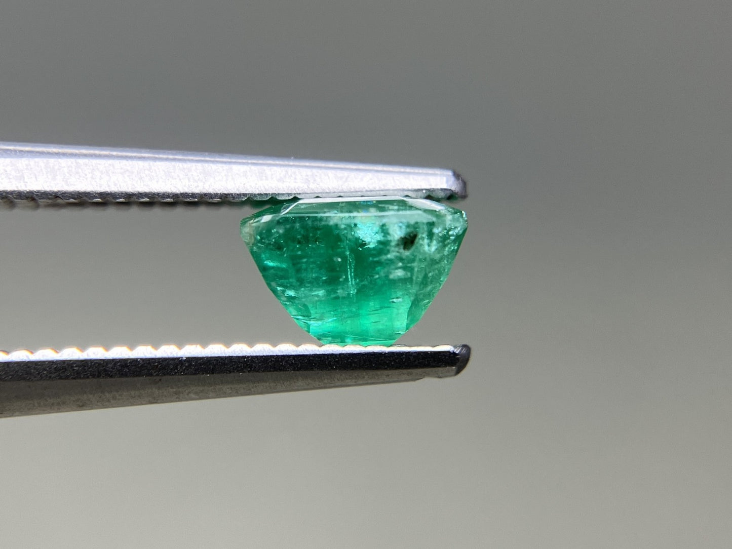 エメラルド 天然 0.993ct 中央宝石ソーティング付き 6.00㎜×5.63㎜×4.00㎜ ルース（ 裸石 ） 7384YY